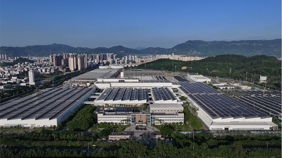 6.+福建奔馳已達成生產(chǎn)碳中和,是福建省首批100%使用綠電的企業(yè).jpg